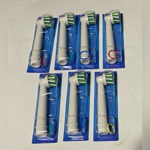 LOT Of 7 Oral-B  Clean Replacement Brush Heads 4704132-00 NEW